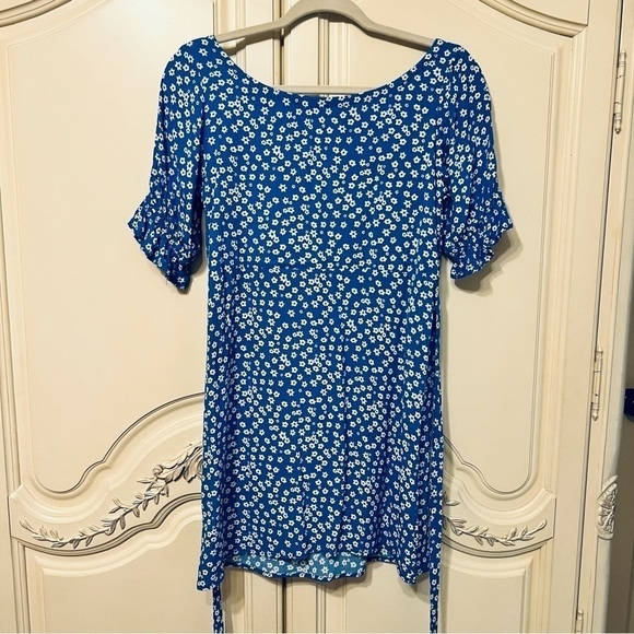 Skylar and Madison Mini Tie Waist Puff Sleeve V-Cut Dress in Blue & White, Small - Picture 6 of 9